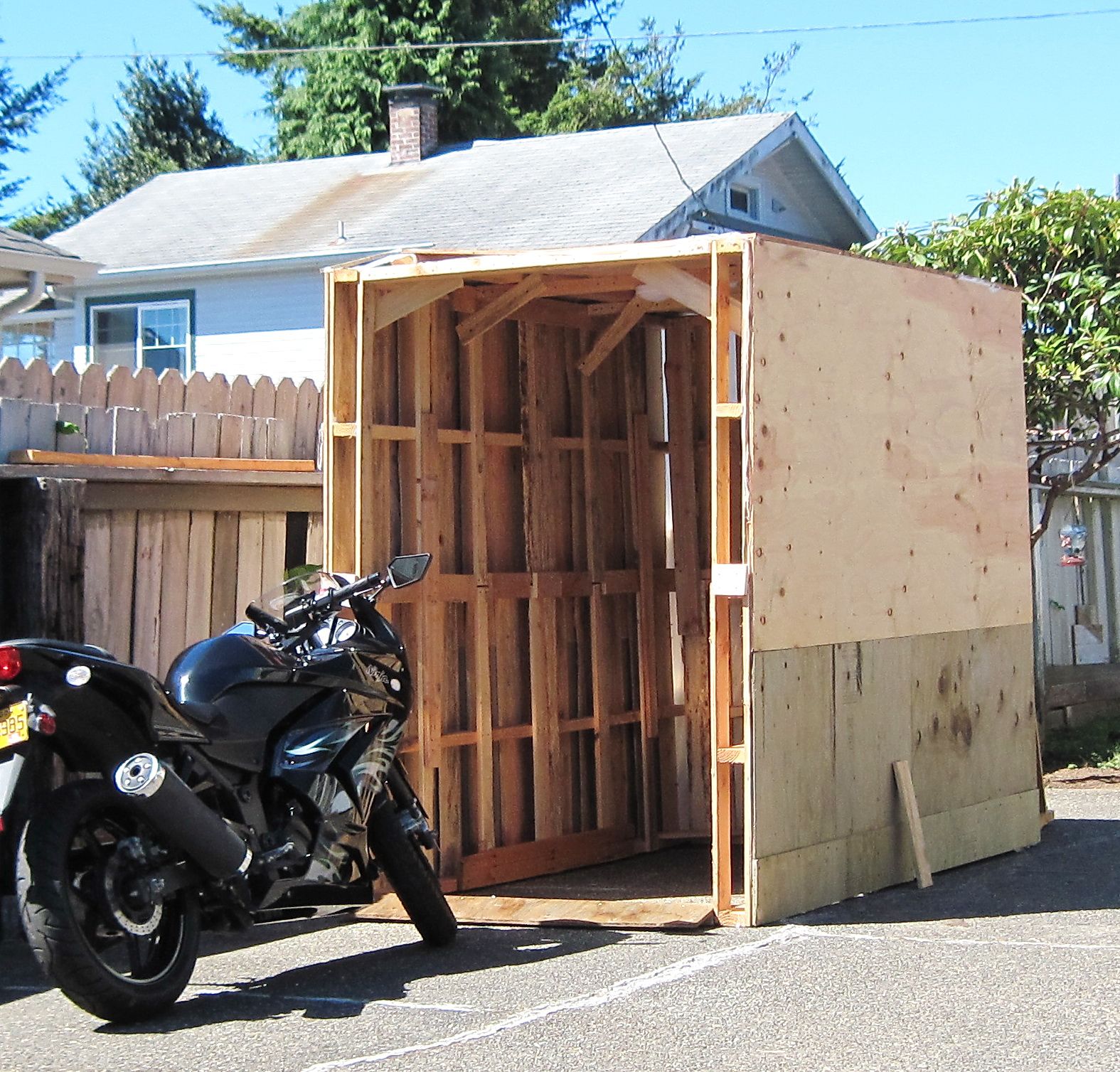 thung-pallet-go-cho-xe-may-khung-go-tu-nhien